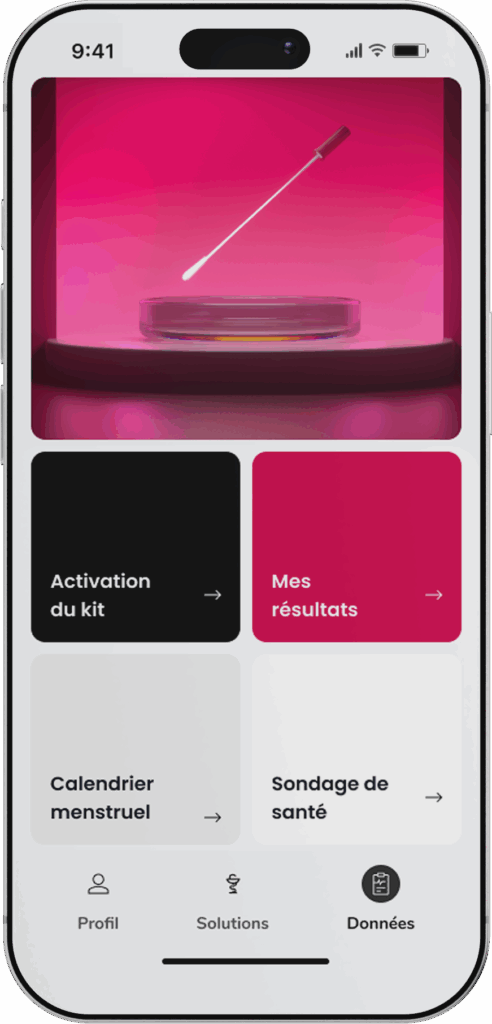 Un écran de smartphone affiche une application de santé avec une image rose d'un écouvillon et d'une boîte de Petri, et quatre options de menu en français : activation du kit, résultats, calendrier menstruel et enquête de santé.
