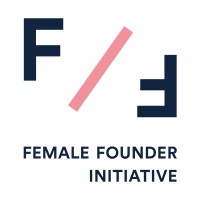Logo der Female Founder Initiative, vorgestellt in unserem Abschnitt „Über uns“, mit zwei stilisierten Fs – eines aufrecht, eines gedreht – getrennt durch eine rosa diagonale Linie und dem Namen darunter in Fettdruck.