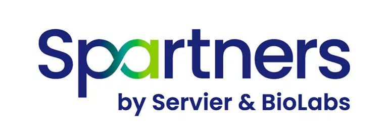 Logo mit dem Wort „Spartners“ in fetten blauen Buchstaben und darunter „by Servier & BioLabs“ in kleinerer blauer Schrift. Das verbundene grüne „a“ und „r“ verleiht dem Logo eine einzigartige Note. Entdecken Sie mehr unter Über uns.