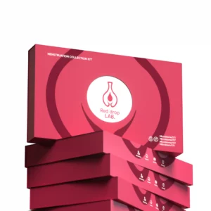 Ein Stapel roter und rosa Schachteln mit der Aufschrift "Red drop LAB. Menstruation Collection Kit" mit einem Tröpfchen- und Kolbenlogo auf der Vorderseite.